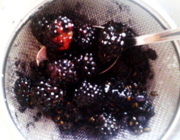 100 гр ежевики и 3 ложки сахара залить 3 ст ложками воды и кипятить 5 мин. Затем протереть через сито и добавить ликер в протертую смесь. 