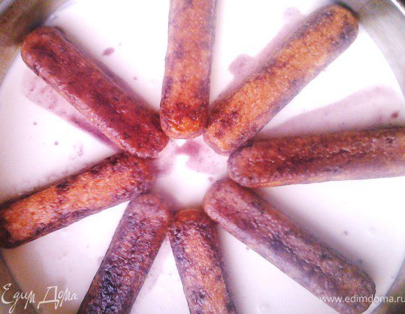 Желатин замочить в молоке. Сливки взбить с сахаром, добавить маскарпоне по ст ложки продолжая взбивать. Разделить на 2 части. Половину желатина развести на водяной бане, остудить и добавить в маскарпоне. Выложить на дно разъемной формы (дно формы затянуть пищевой пленкой). Отправить в холод на 20 мин.