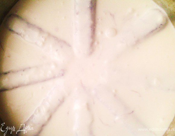 Достать форму из холодильника. Выложить кругом печенье смоченное в ягодно-ликерном пюре, прижать. Оставшийся желатин растопить и добавить к оставшемуся маскапоне, залить сверху в форму. Оставить на 1 час в холодильнике. 