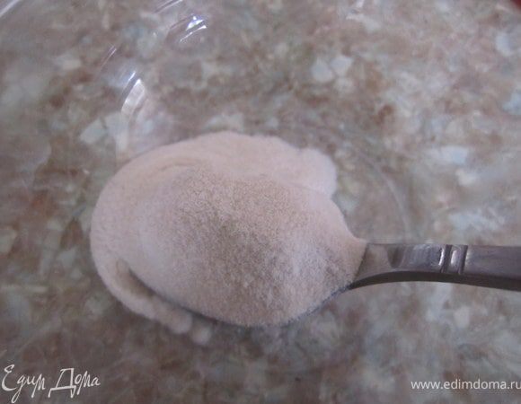 Агар - агар налить 100 мл. воды. Оставить для набухания на 6 часов.