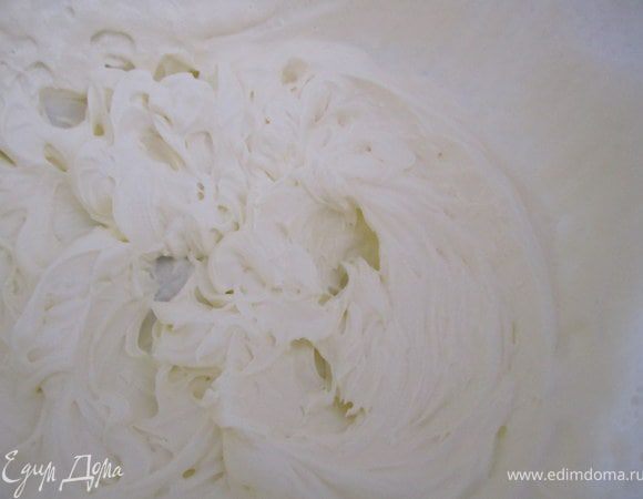 Сливки взбить. 