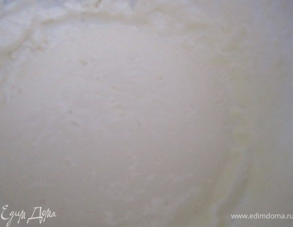 Небольшими порциями ввести молочную массу.