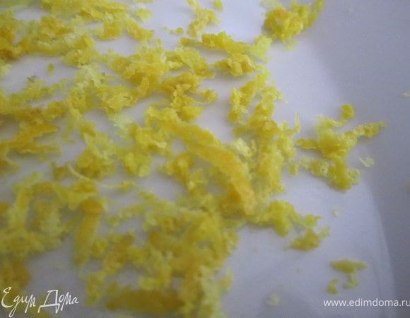 Добавить цедру лимона. Взбить.