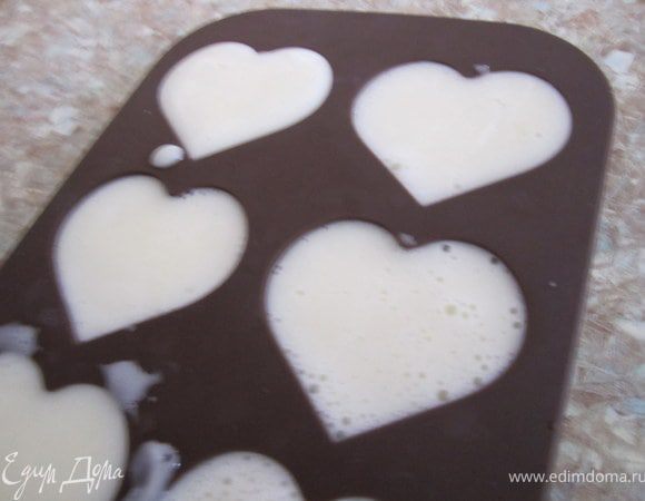 Часть сливочно-молочный массы залить в формочки для конфет.