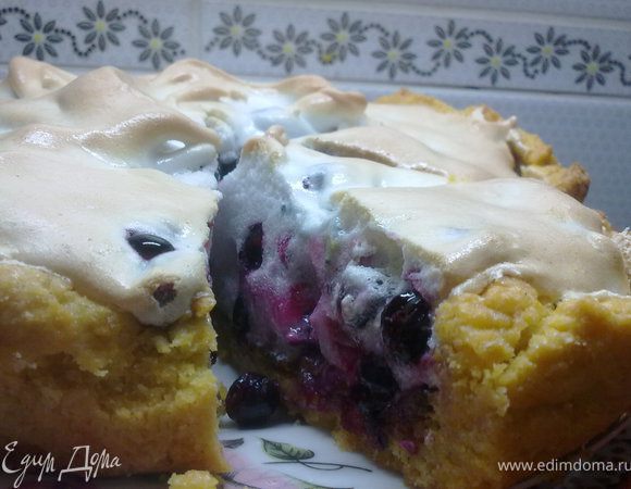 Смешиваем сухари и орехи.Посыпаем этой смесью наш корж,сверху выкладываем белково-ягодную массу.Выпекаем 20-25 мин.достаем,можно присыпать сахарной пудрой,еще я делаю из всего этого набора  кексики,вместо пирога)все готово,приятного аппетита!)