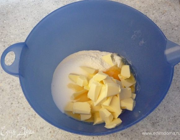 Смешиваем муку, яйцо, 70г сахара и масло кусочками.