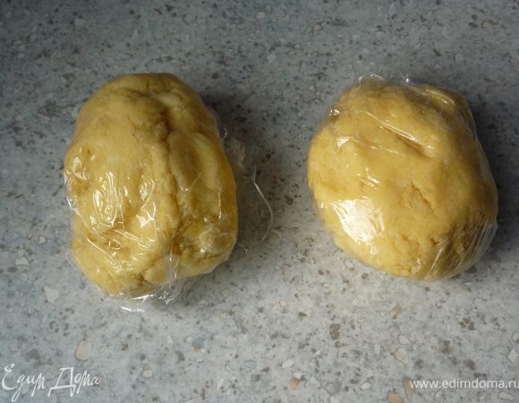 Тесто делим напополам, заворачиваем в пищевую пленку и кладем в холодильник на 30 мин.