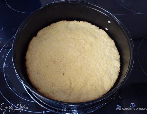 Дно разъемной формы (26см) смазываем маслом, посыпаем мукой. Выкладываем тесто и пальцами раскатываем до краев формы. Проколоть тесто вилкой несколько раз и запечь в духовке
при 200°C ок. 15 минут. Достать, остудить, извлечь из формы и выложить на форму для торта.