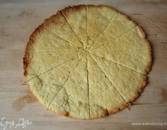 Оставшееся тесто аналогично запечь и еще горячим разрезать на 12 частей. Остудить.