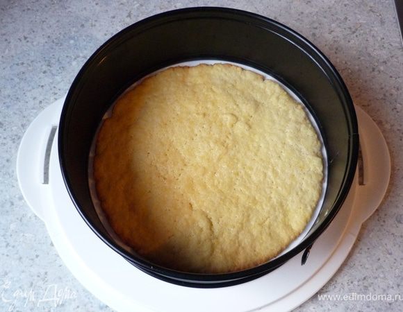 Вокрук основы из песочного теста установить контур.