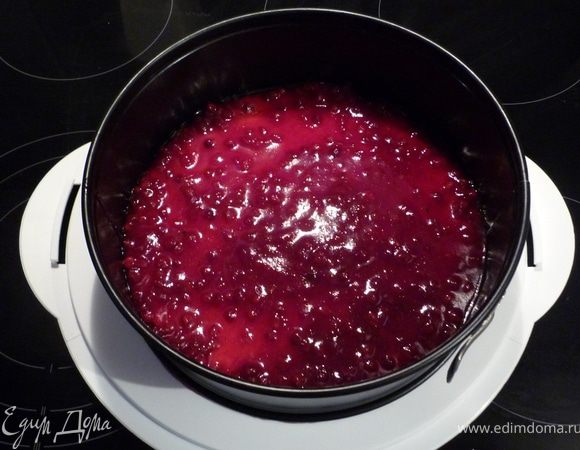 Замочить на несколько минут 4 пластинки желатина в холодной воде, отжать и в кастрюле на медленном огне растопить. Добавить пару ложек брусничного варенья (оставить пару
ложек для украшения) , перемешать и добавить эту массу
в оставшееся варенье. Выложить варенье на основу торта и поставить в холодильник на 30 минут.