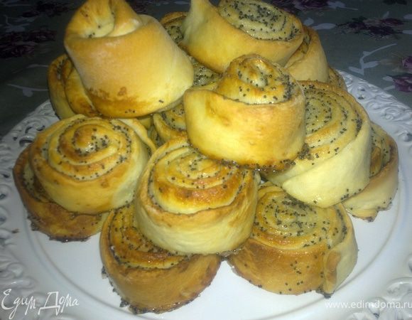 Рулеты нарезать и выпекать в духовке при температуре 220градусов,20минут.