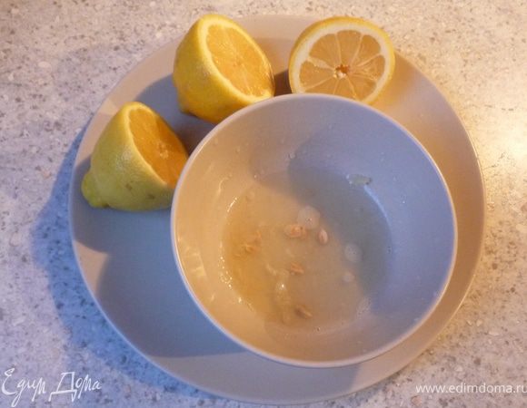 Выдавить из лимонов сок. При необходимости процедить через сито, чтоб убрать косточки.
