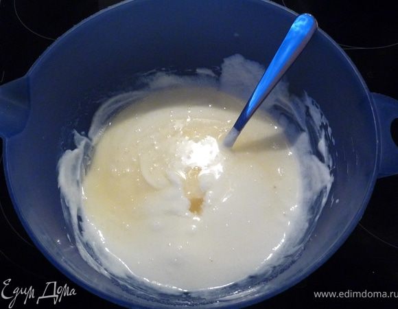 Тем временем замочить оставшиеся 8 пластинок желатина. Смешать творог, половину лимонного сока и 200г сахара. Отжать желатин и растопить на огне вместе с половиной лимонного сока. Добавить
все к творогу, перемешать и поставить в холодильник. А пока взбить 500мл сливок.