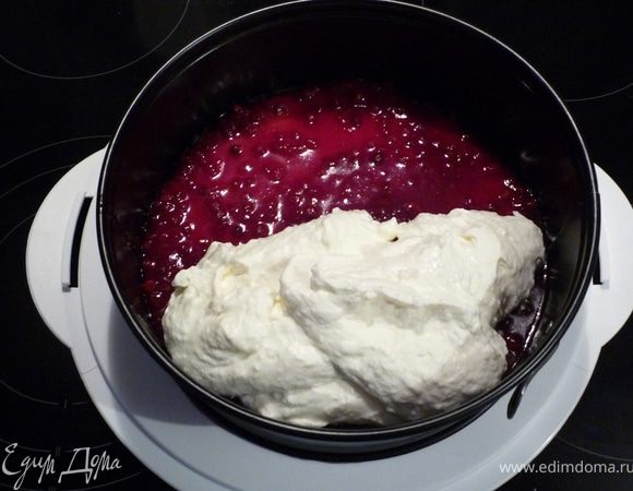 Аккуратно вмешать сливки к застывающей творожной массе и все выложить в форму на брусничное варенье. Разровнять. Поставить на несколько часов в холодильник, а лучше на ночь.