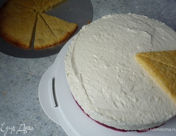 Сверху положить разрезанное на кусочки песочное тесто.