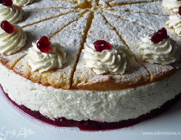 Взбить сливки и при помощи кондитерского мешка и насадки-звездочки украсить. Сверху на сливки положить по несколько капель варенья. Приятного аппетита!