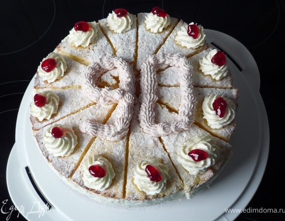 P.S. Мне еще надо было написать число 90 на торте, поэтому я к сливкам добавила немного брусничного варенья (чтоб поярче было) и использовала другую насадку (тут полет для фантазии, можно
и той же написать). Все были в восторге :)))