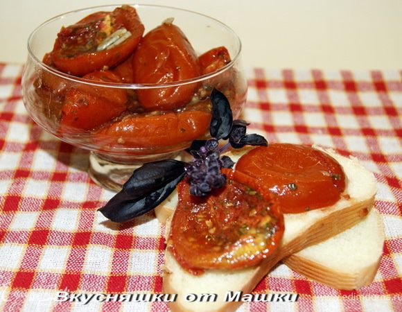 Помидоры ( я брала любимый сорт - сливки)моем, разрезаем, выкладываем плотненько на противень, застеленный пергаментом.
Отдельно смешиваем 3 ч. л. соли, 3 ч. л. черного перца, 4 ч. л. сахара, посыпаем смесью помидоры. Заем посыпаем итальянскими травами, сбрызгиваем немного оливковым маслом и ставим в духовку. 