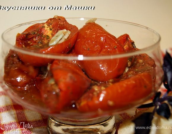 Отдельно стерилизуем банки, чистим чеснок, нарезаем его тонкими пластинками. Я люблю помидоры сочные, поэтому я серединку не выковыривала, кто любит посуше - лучше удалить семечки и срединную мякоть. Помидоры томятся в духовке 4-5 часов, при температуре 125- 135 градусов. Периодически открывая дверку духовки на 5 минут ( если печка без конвекции). 