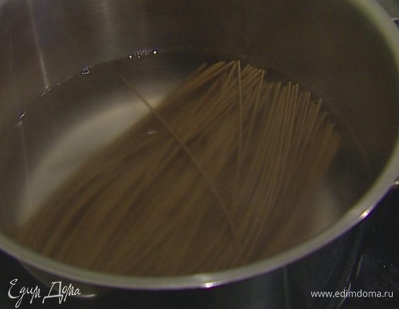 Гречневую лапшу отварить согласно инструкции на упаковке, затем промыть холодной водой.