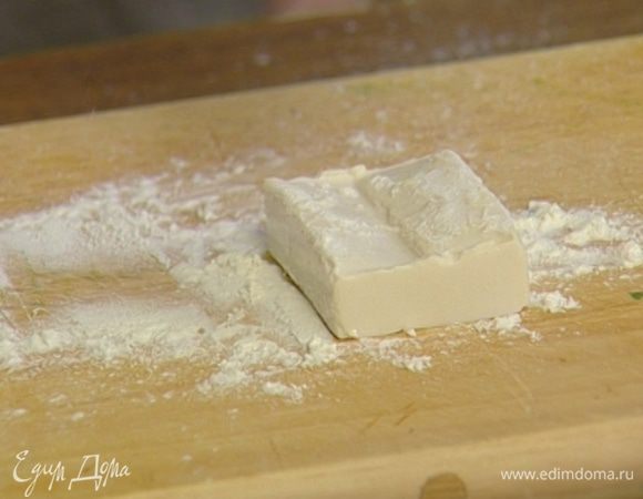 Тофу нарезать большими кусочками и обвалять в муке.