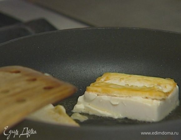 В отдельной сковороде разогреть 1 ст. ложку орехового масла и обжаривать тофу до появления золотистой корочки. 