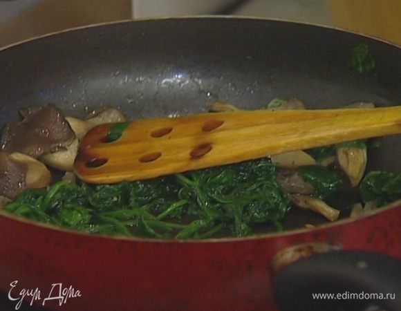 Добавить шпинат и дать ему слегка поплыть.