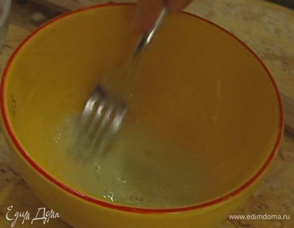 Приготовить заправку: васаби соединить с рисовым уксусом и 1 ч. ложкой орехового масла, все перемешать.