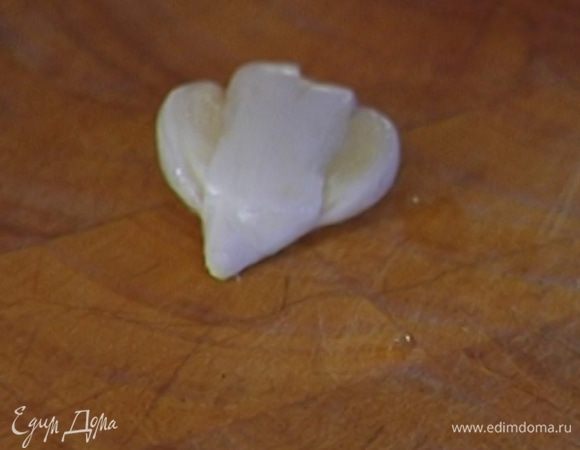 Чеснок почистить и раздавить плоской стороной ножа.