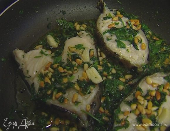 Влить в ту же сковороду оливковое масло, выложить рыбу и обжаривать ее по 2–3 минуты с каждой стороны.