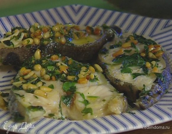 Влить вино, потушить еще пару минут и снять с огня.