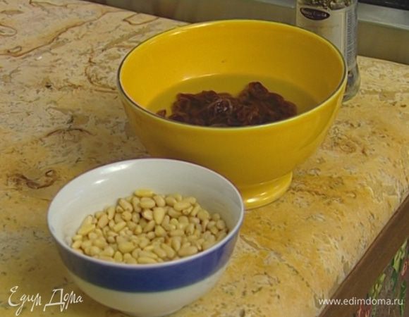 Изюм замочить в теплой воде.