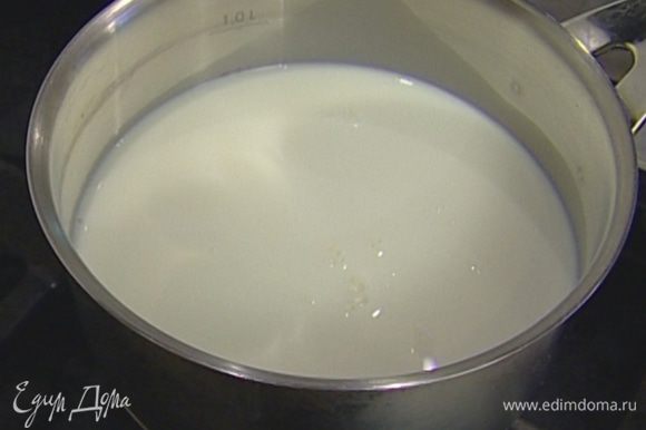 Молоко налить в небольшую кастрюлю, добавить сахар и довести до кипения.