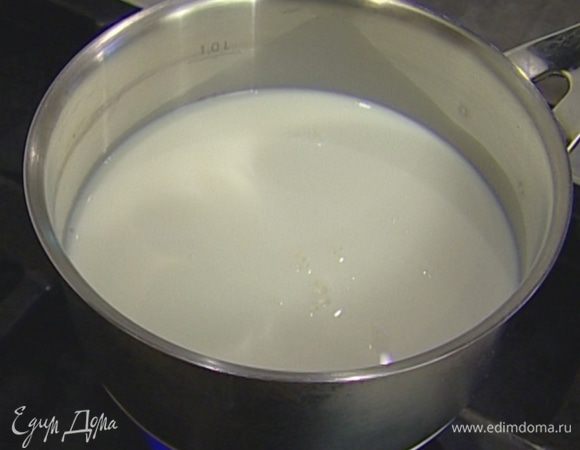 Молоко налить в небольшую кастрюлю, добавить сахар и довести до кипения.