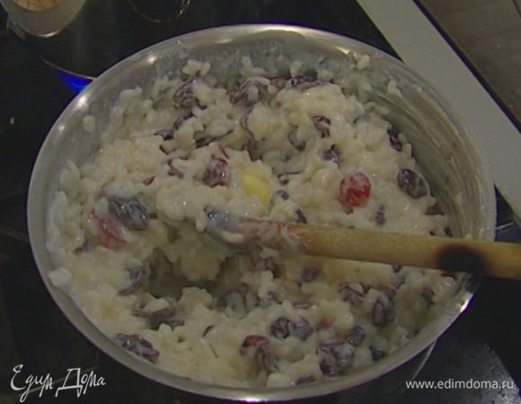 В охлажденный рис добавить яйца, цукаты и изюм, кедровые орехи, цедру лимона, ванильный экстракт и все перемешать.