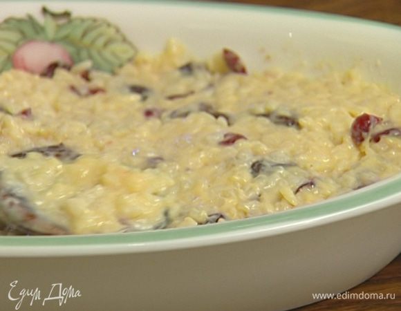 Смазать форму оставшимся сливочным маслом и выложить рис.


