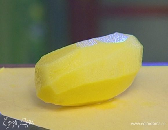Картофель почистить и разрезать поперек пополам.