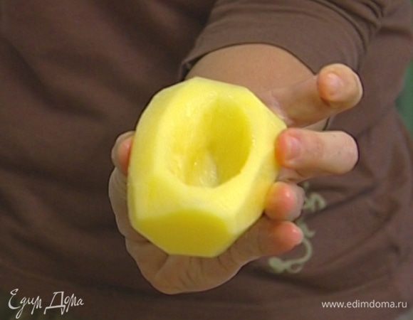 Из каждой половинки сделать стаканчик, вырезав внутреннюю часть картофеля. С помощью чайной ложки или острого ножа сделать выемку гладкой. Основание стаканчика тоже слегка срезать, чтобы он прочно стоял на противне.