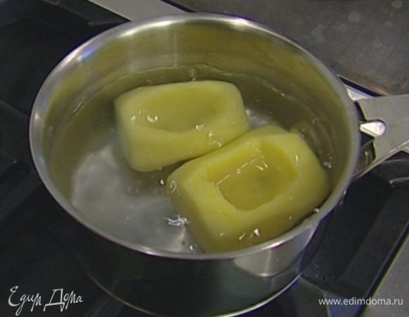 Опустить картофель на 2–3 минуты в кипящую подсоленную воду, затем просушить бумажным полотенцем, слегка смазать оливковым маслом и посолить.