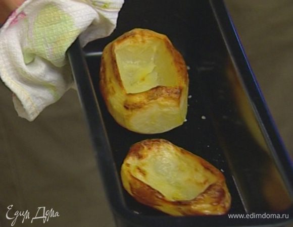 Противень смазать оливковым маслом, выложить картофель и запекать в разогретой духовке, пока стаканчики не пропекутся и не покроются золотистой корочкой.