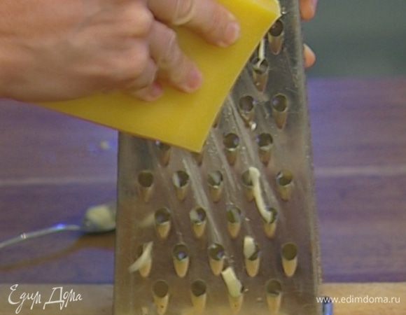 Сыр натереть на мелкой терке.