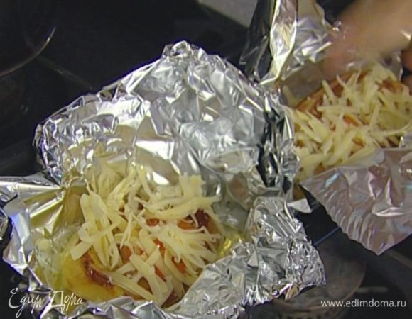 Посолить и поперчить, присыпать натертым сыром и положить по 1/2 ч. ложки сливочного масла.