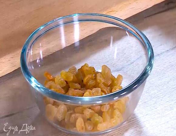 Изюм замочить в теплой воде.