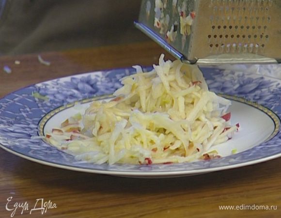 Яблоко натереть на крупной терке и сбрызнуть лимонным соком.