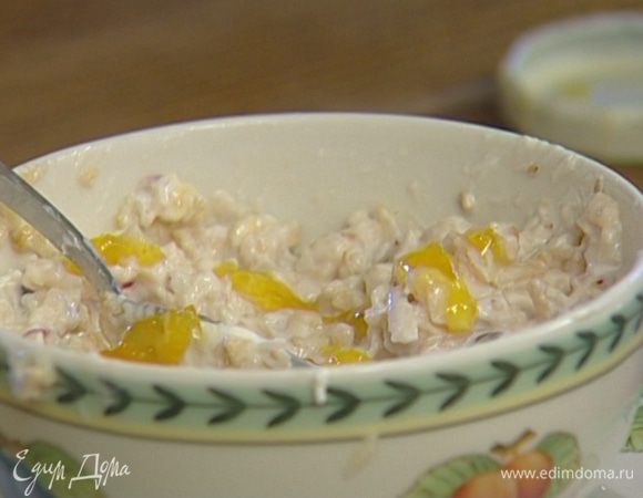 Смешать яблоко с овсянкой, творогом и изюмом, добавить кунжутное семя, полить медом и подавать.