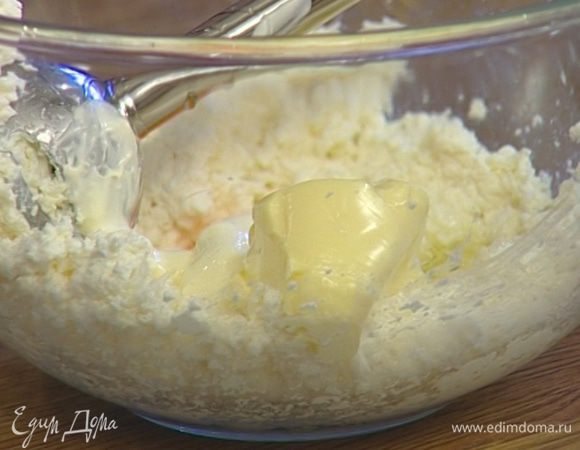Творог взбить погружным блендером, затем добавить 1 ст. ложку предварительно размягченного сливочного масла, сметану, яйцо, сахар и соль и взбить все в однородную массу. Всыпать в творожную массу муку и взбить все еще немного.