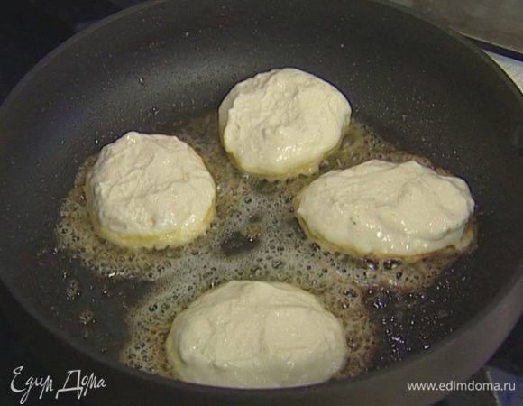 Руками, смоченными в воде, сформировать небольшие лепешки и обжаривать их с двух сторон до появления румяной корочки.