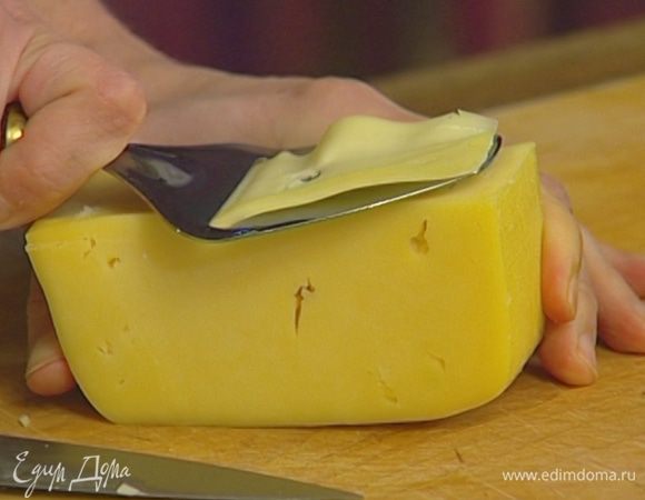 Сыр тонко нарезать.