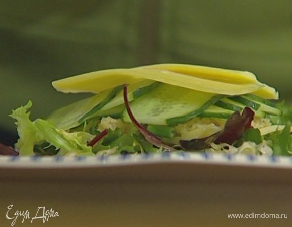 На тарелку выложить немного салата, затем пару кусочков сыра и 1–2 ст. ложки кускуса, посыпать все зеленым луком, накрыть ломтиками огурца и сыра, сверху выложить еще горсть салата и сбрызнуть оставшимся оливковым маслом.